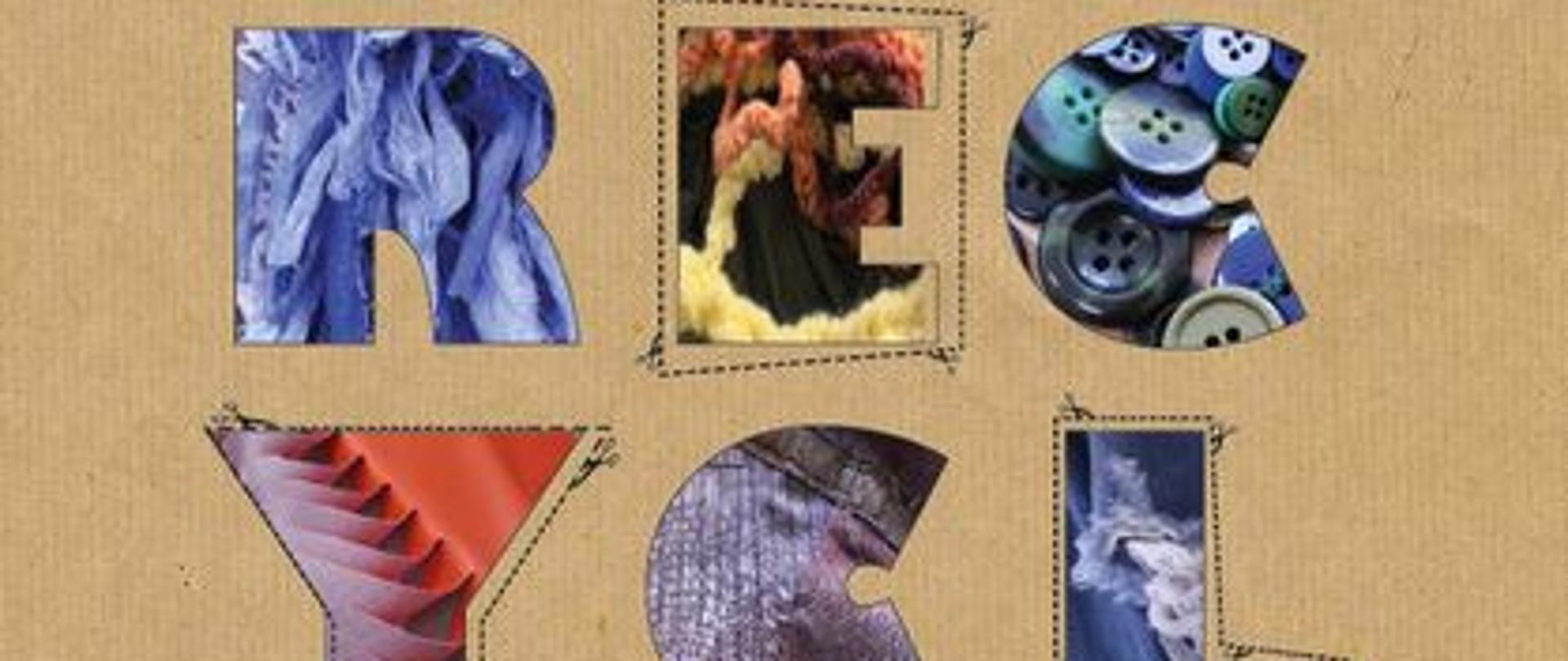 Na beżowym tle umieszczono napis dużymi literami RECYCLING DAY. Poszczególne litery napisu mają wypełnienie przedstawiające motywy różnych tkanin. Poniżej umieszczono datę, godzinę i miejsce wydarzenia. W stopce po lewej stronie umieszczono logo PLSP w Jarosławiu.