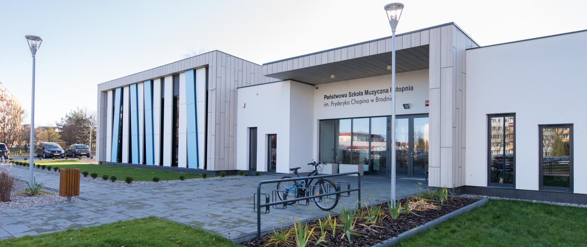 budynek naszej szkoły, od strony ulicy Wyspiańskiego, trawnik i zagospodarowanie przed wejściem głównym