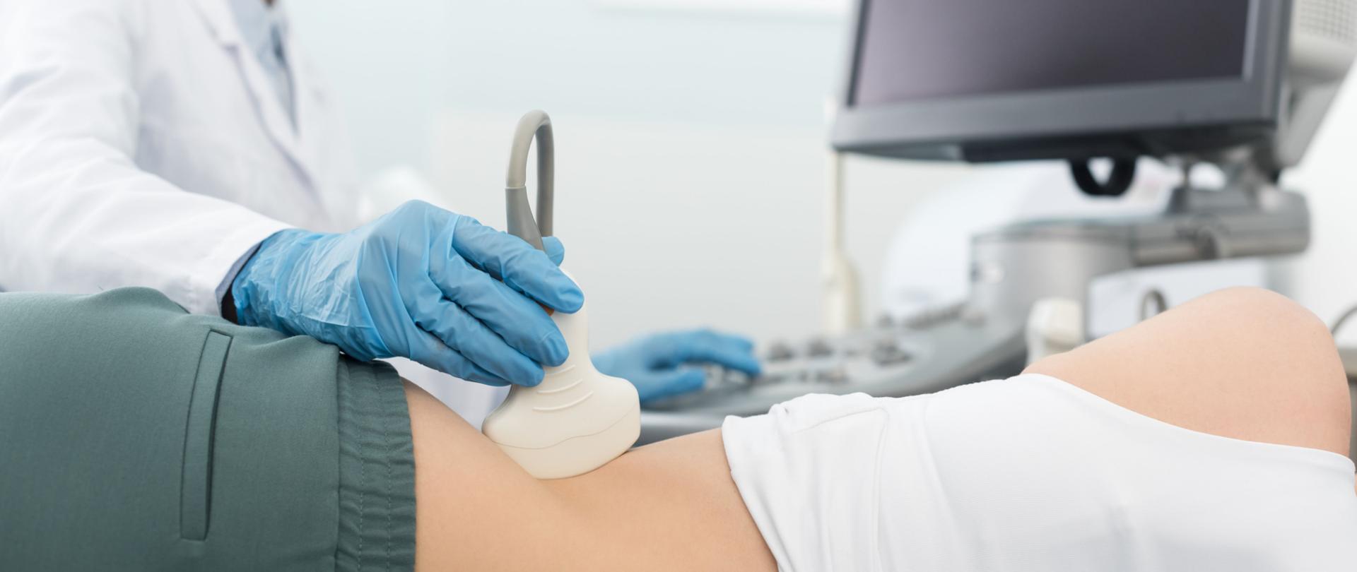 Na zdjęciu jest pacjentka i lekarka, która wykonuje usg nerek.