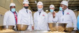 Wspólna wizyta przedstawicieli Ambasad Grupy Wyszehradzkiej i Delegatury UE w fabryce orzeszków macadamia w Athi River prowadzonej przez organizację Ten Senses Africa (zdjęcia dzięki uprzejmości Slovak Aid)