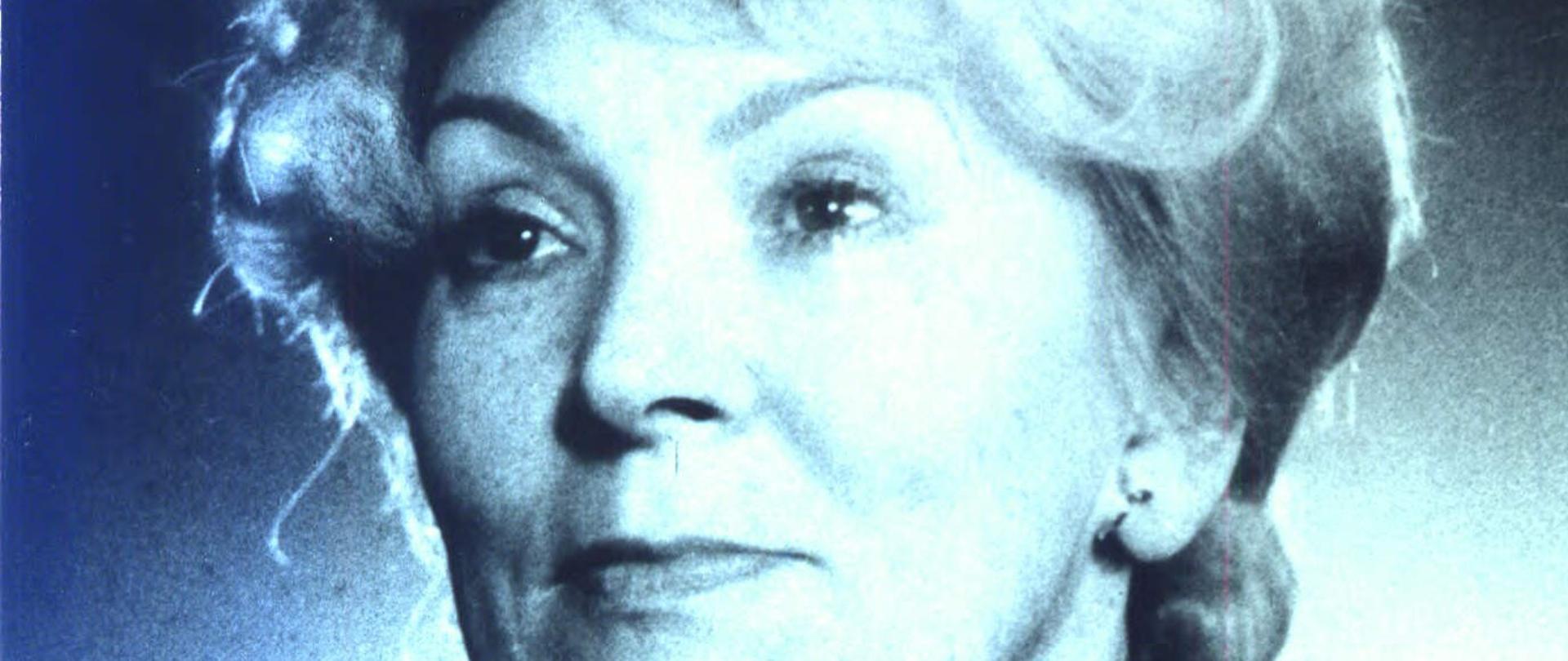 Czarno-biała fotografia przedstawia popiersie kobiety.