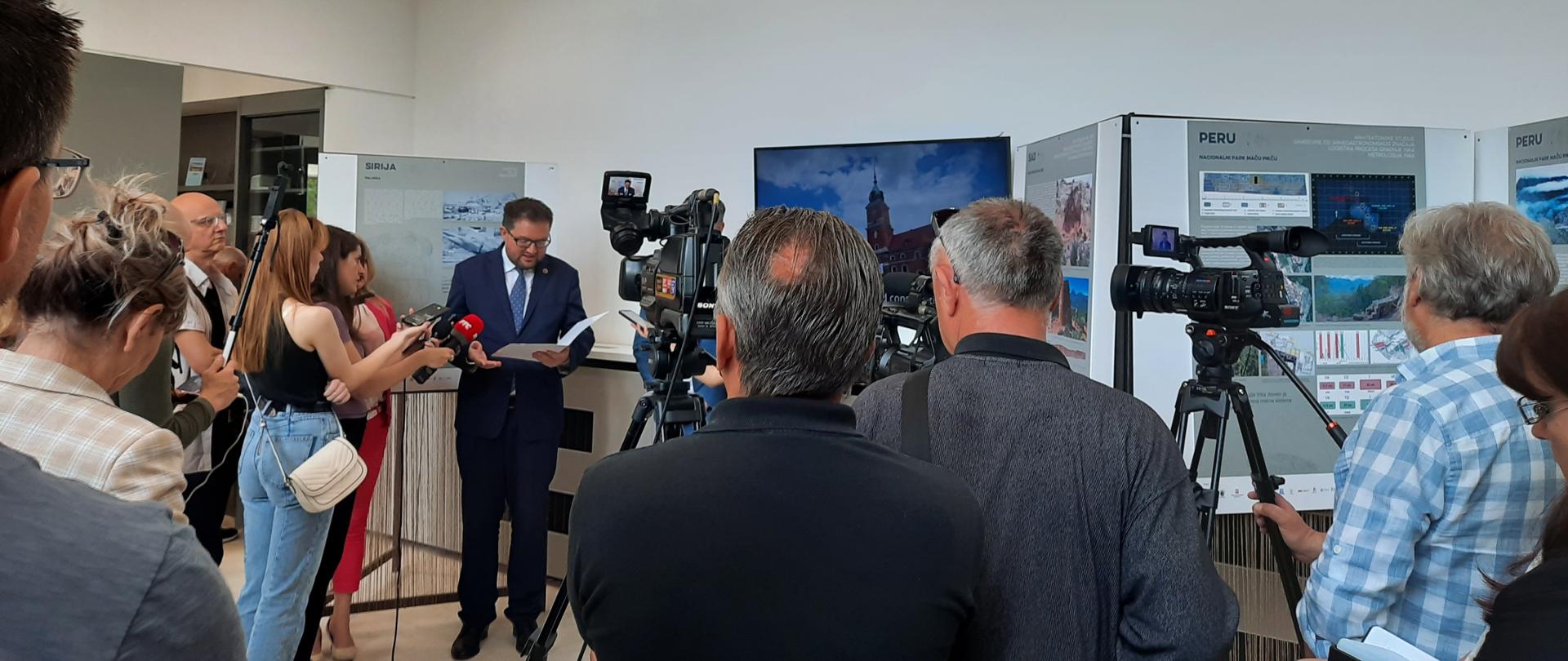 U Narodnom muzeju u Leskovcu 8. juna je svečano otvorena izložba Against the Sands of Time. Documentation and reconstruction of World Heritage – the Polish experience” koju je pripremila Ambasada Republike Poljske u saradnji sa lokalnim partnerima.