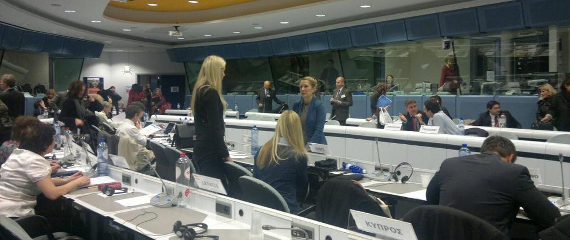 Przedstawiciele państw w sali konferencyjnej podczas obrad Komitetu Programu Ogólnego Solidarność i Zarządzanie Przepływami Migracyjnymi
