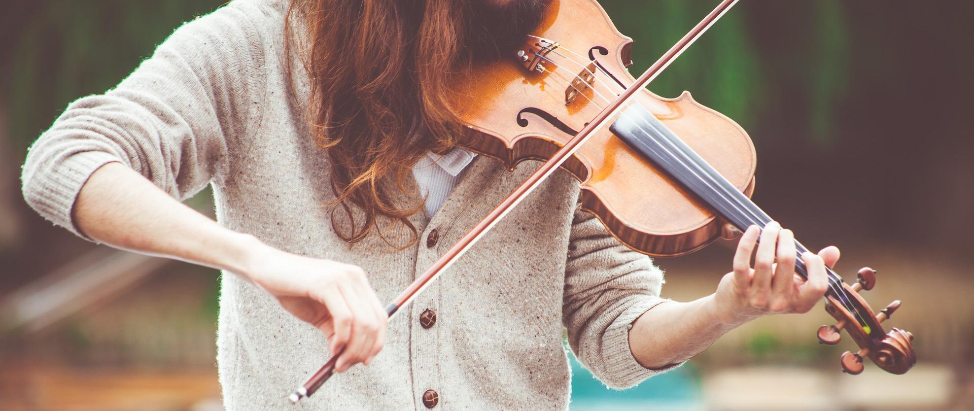Osoba z skrzypcami