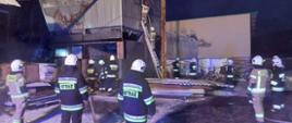 Strażacy gaszą pożar silosa