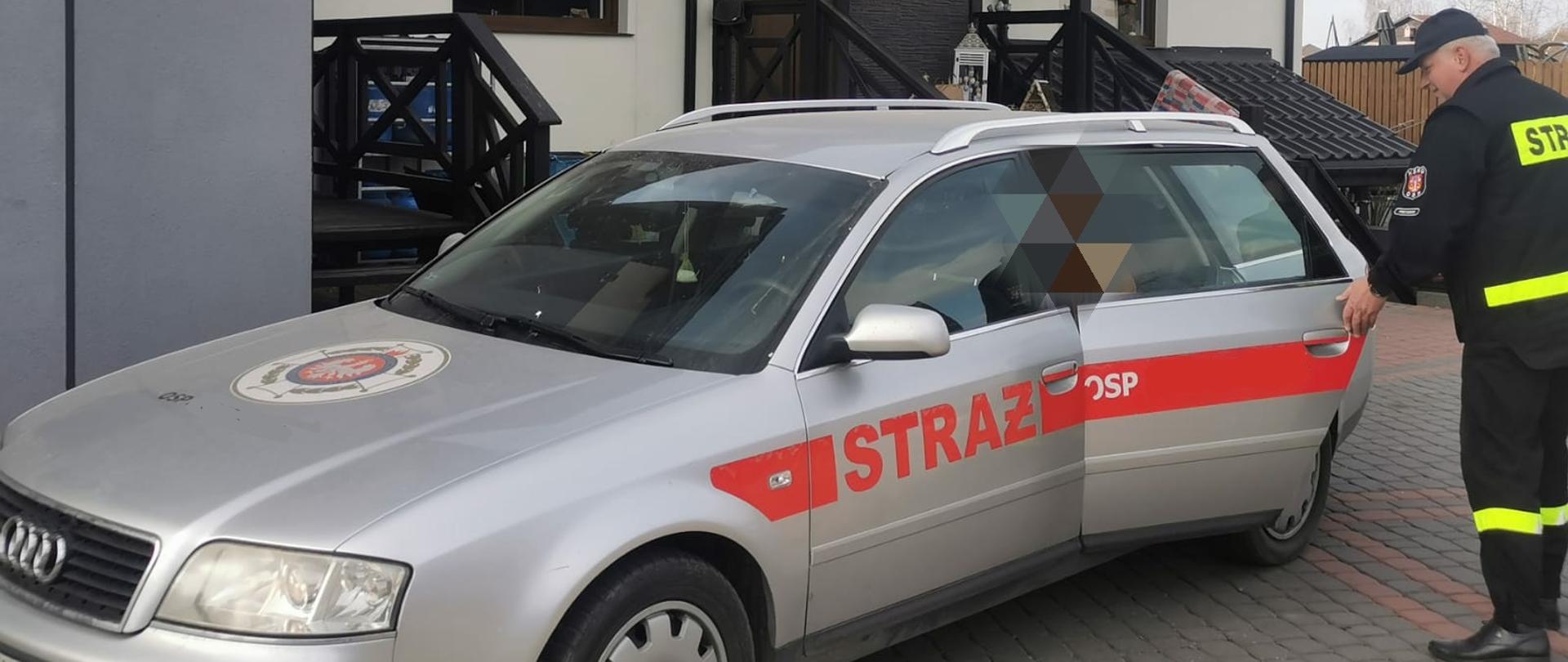 Na zdjęciu strażacy z Ochotniczej Straży Pożarnej podczas pomocy uchodźcom z Ukrainy w transporcie do Urzędu