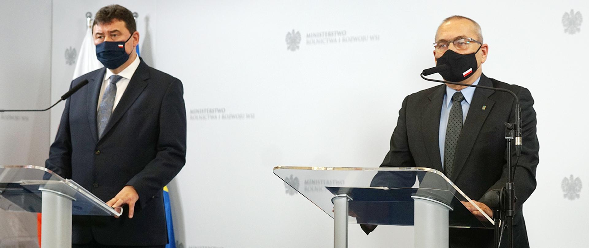 Na zdjęciu z lewej strony znajduje się Sekretarz Stanu w Ministerstwie Rolnictwa i Rozwoju Wsi Ryszard Bartosik, z prawej strony Główny Inspektor Jakości Handlowej Artykułów Rolno - Spożywczych Andrzej Romaniuk.