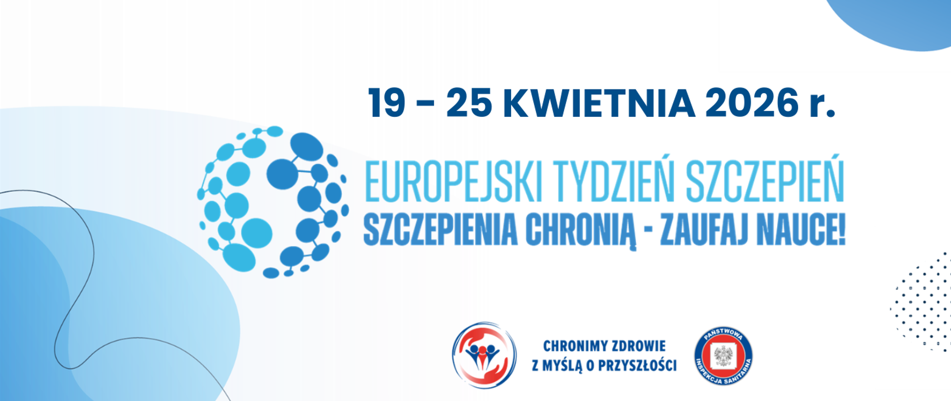 białe tło, w lewem dolnym i prawym górnym roku graficzne zaokrąglone elementy w różnych odcieniach błękitu. Pośrodku logo Europejskiego Tygodnia Szczepień z hasłem "Szczepienia chronią - zaufaj nauce"