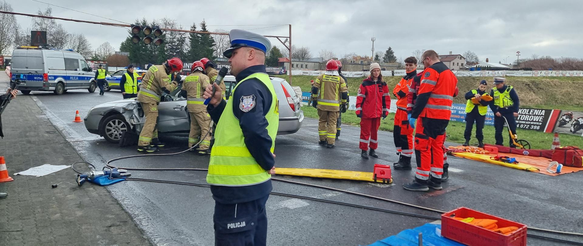 Pokazy ratownictwa w Motoparku Koszalin. Działania strażaków.