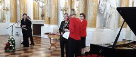 Zdjęcie przedstawia Panią Dorotę Chłopocką podczas uroczystości wręczenia złotego medalu za długoletnią służbę.