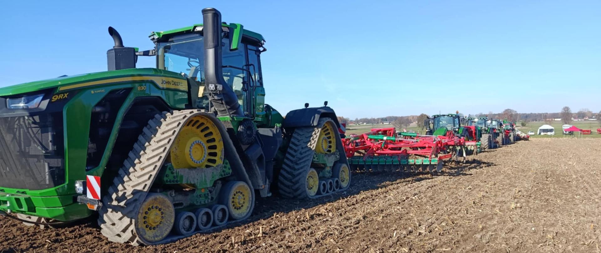Uczniowie ZSCKR w Lututowie na pokazie maszyn uprawowo-siewnych w Dłutowie