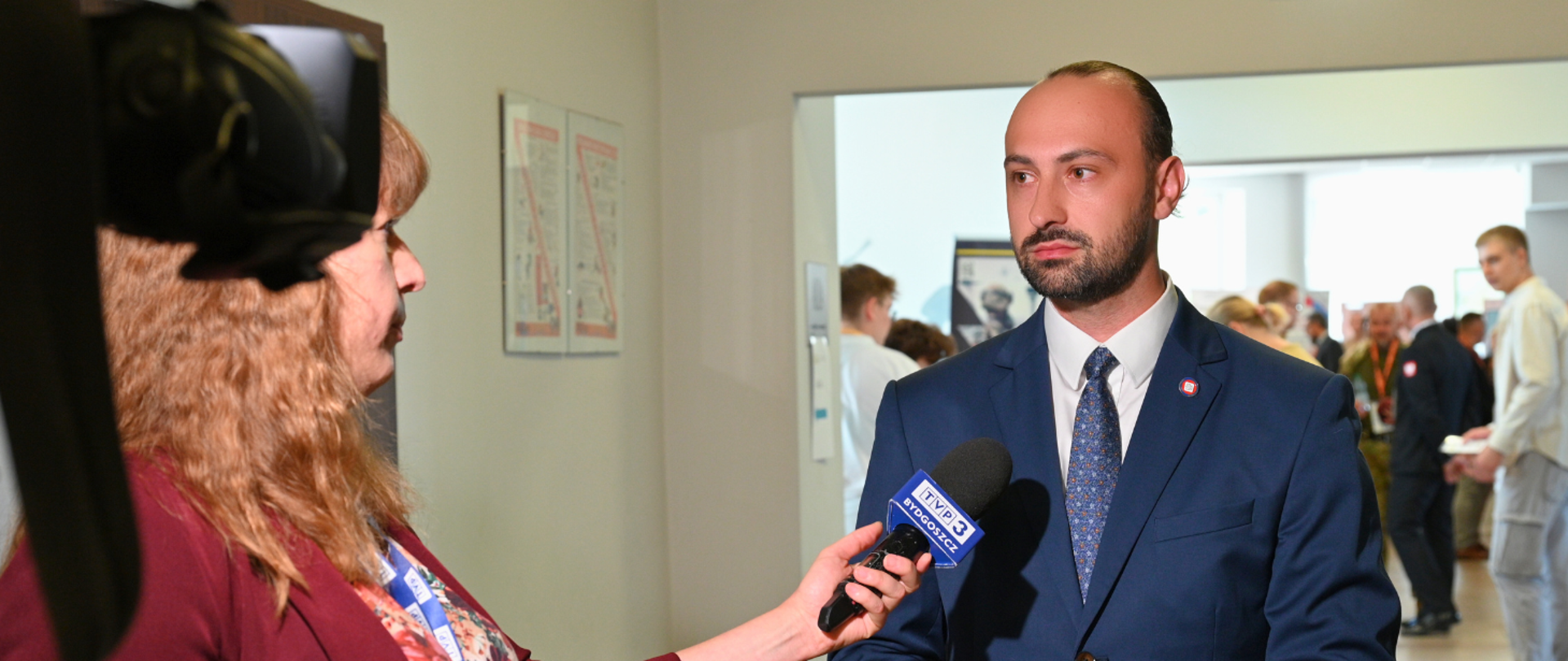 Paweł Lisewski, kierownik Oddziału Zarządzania Kryzysowego WSSE w Bydgoszczy podczas udzielania wywiadu dla TVP3 Bydgoszcz.