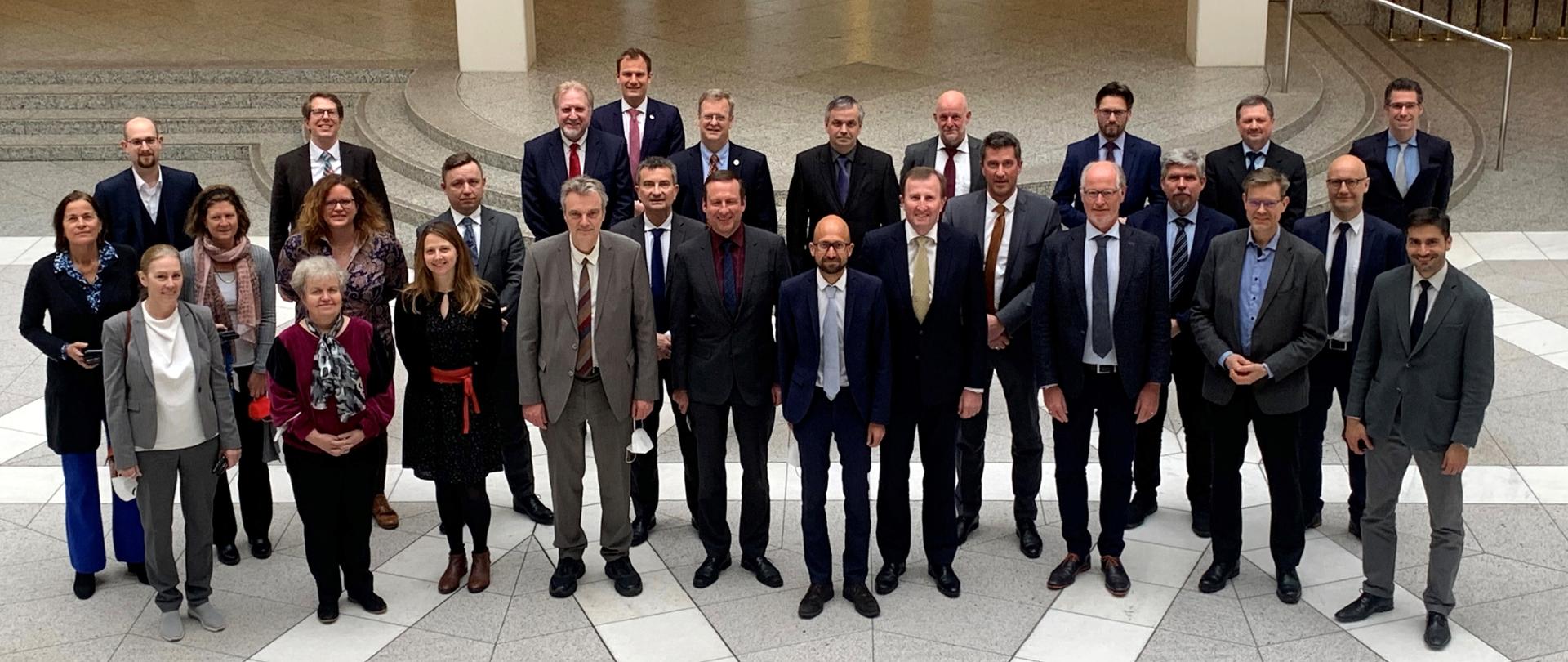 Uczestnicy posiedzenia WENRA stoją w grupie w foyer 