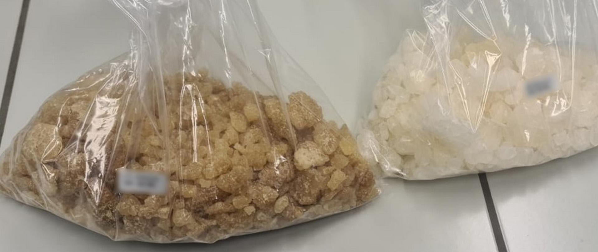 Dwa worki foliowe z kryształami