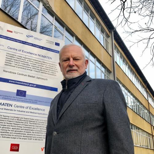 Elegancko ubrany mężczyzna na tle budynku