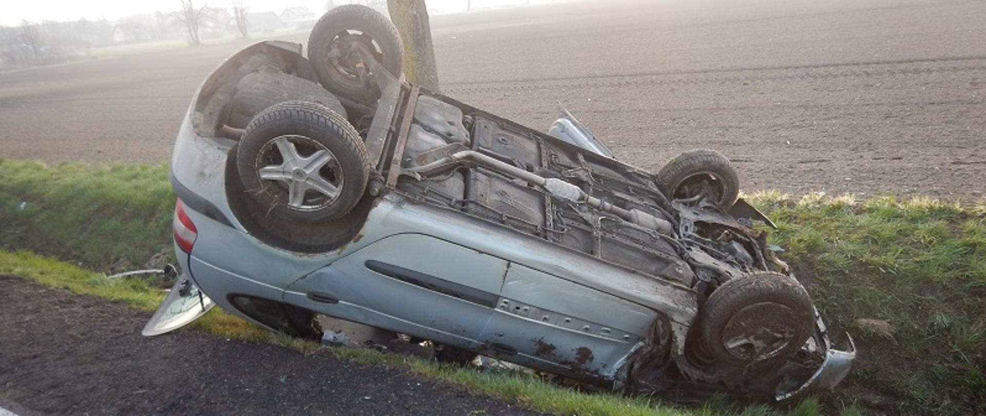 Zdjęcie przedstawia samochód osobowy po wypadku drogowym