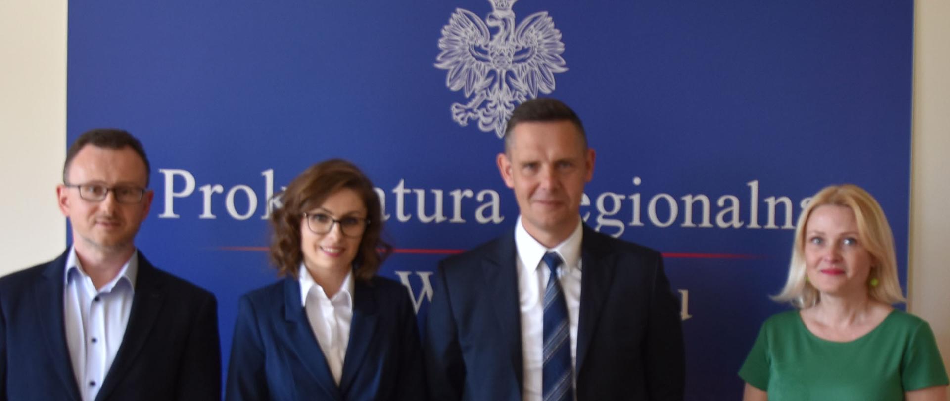 Zdjęcie z nominacji - na zdjęciu od lewej Zastępca Prokuratora Regionalnego Dariusz Brodzisz, prokurator Natalia Szymańska, Prokurator Regionalny Bartosz Pęcherzewski, Zastępca Prokuratora Regionalnego Agnieszka Korczak