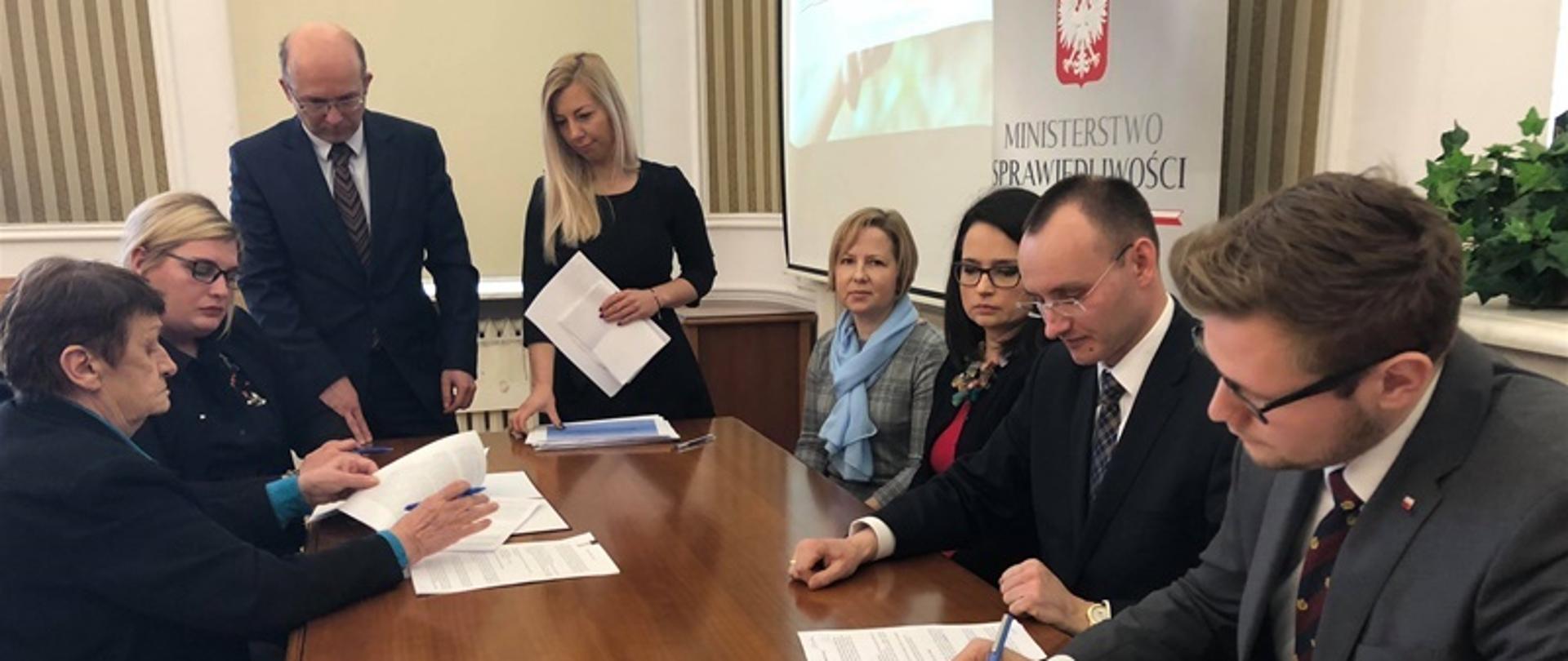 Uroczyste podpisanie umów na pomoc pokrzywdzonym i świadkom przestępstw