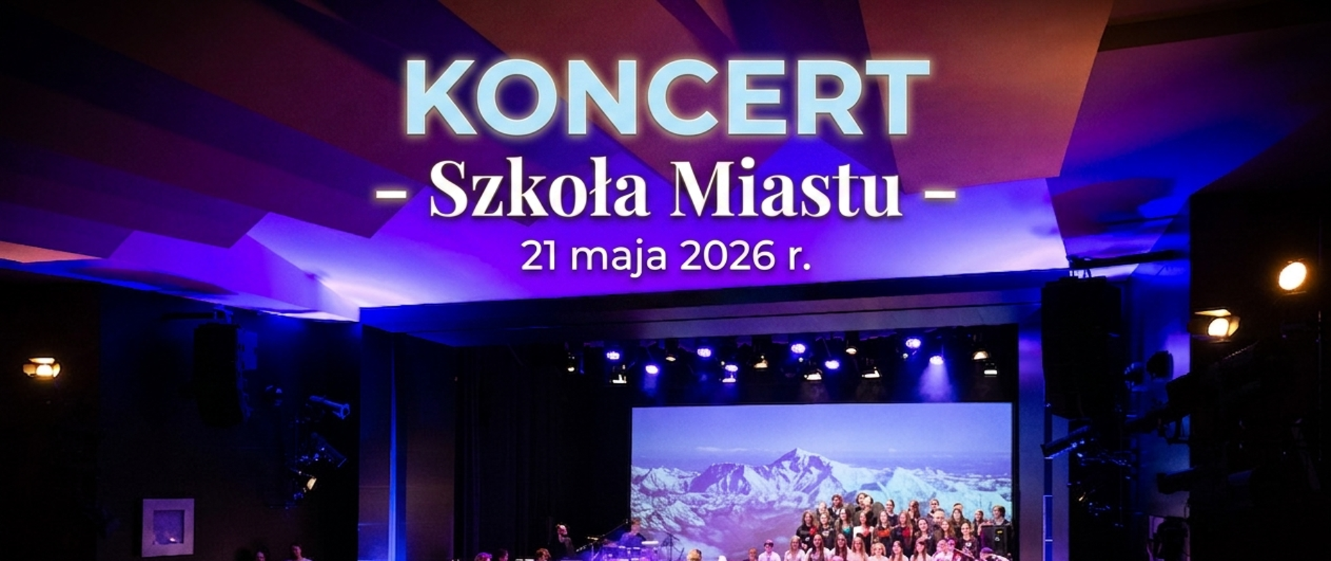 Plakat zapowiadający wydarzenie muzyczne, oparty na zdjęciu z koncertu w sali widowiskowej. W górnej części grafiki, na tle podświetlonego na fioletowo sufitu, znajduje się duży, trzywierszowy napis: „KONCERT – Szkoła Miastu – 21 maja 2026 r.”. Słowo „KONCERT” wyróżnia się największym rozmiarem i jasnoniebieską poświatą.
Tło plakatu przedstawia pełną wykonawców, rzęsiście oświetloną scenę, na której występuje liczne konsorcjum muzyczne – orkiestra z instrumentami oraz chór. Na środku, tyłem do publiczności, stoi dyrygent