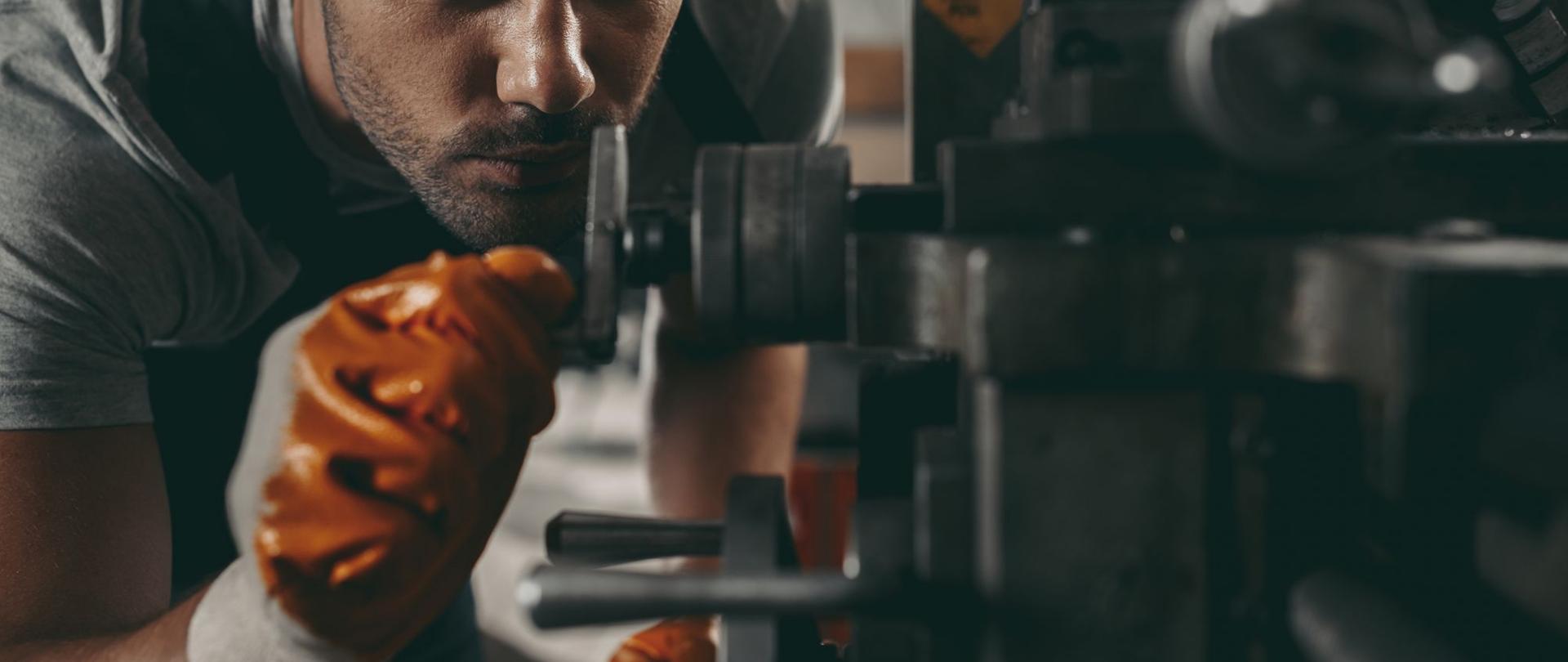 Na zdjęciu jest mężczyzna - mechanik.