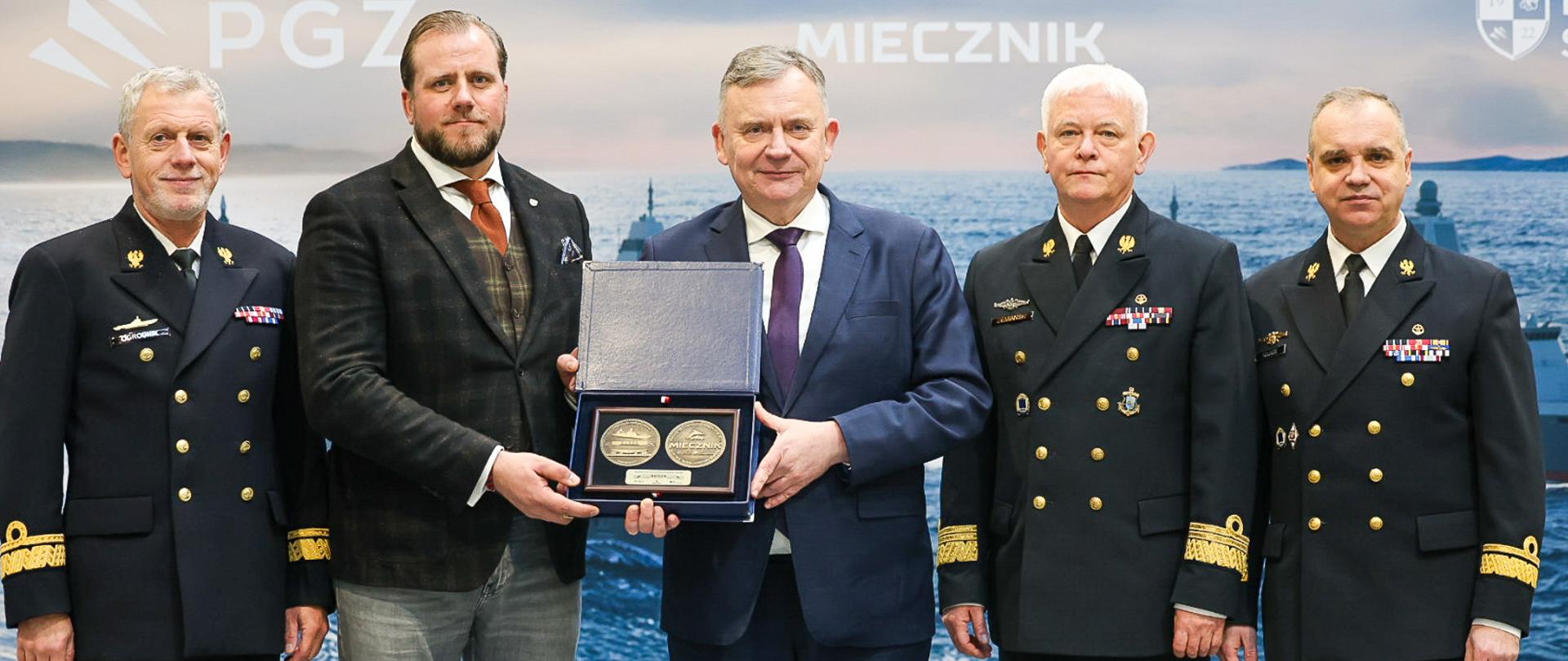 W najstarszej stoczni w Polsce - PGZ Stoczni Wojennej w Gdyni, odbyła się uroczystość położenia stępki pod drugą fregatę wielozadaniową programu Miecznik - ORP „Burza”.