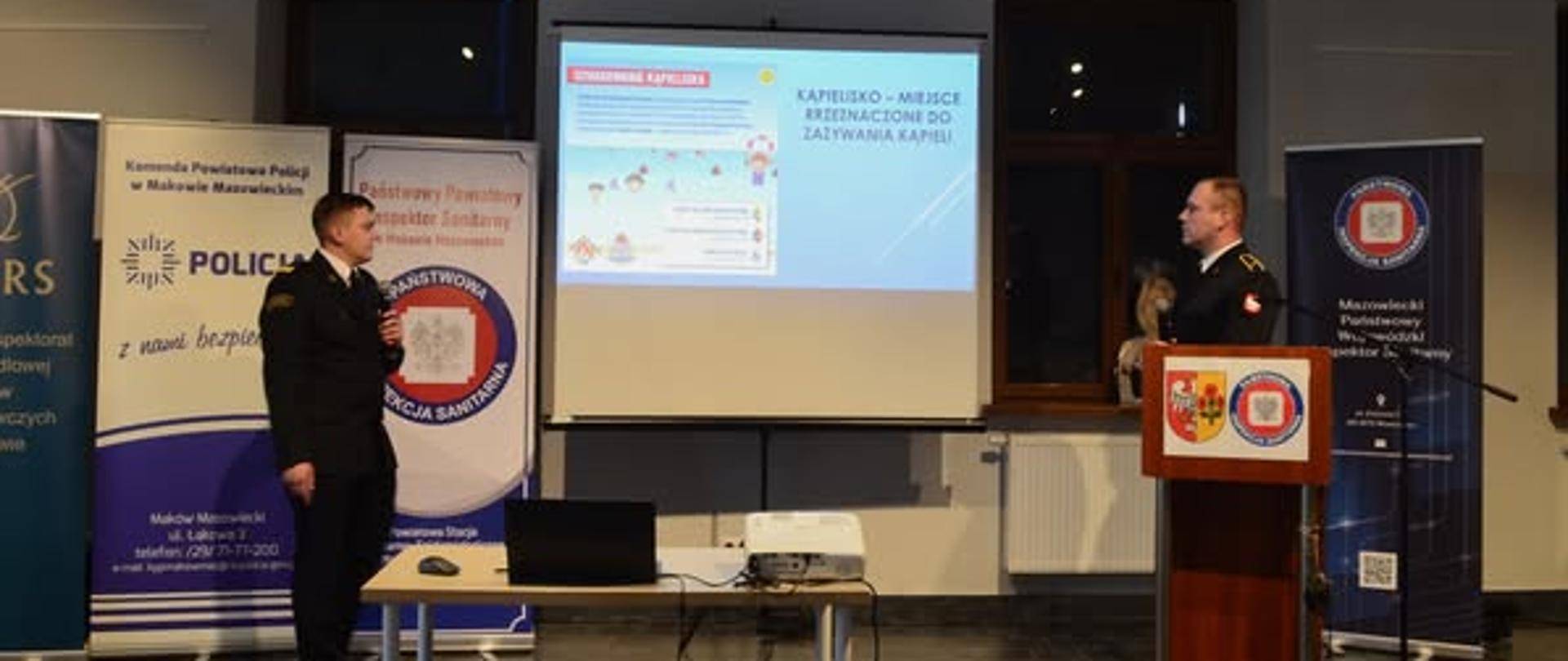 Funkcjonariusze z Komendy Powiatowej Państwowej Straży Pożarnej przedstawiają prezentacje na pt. „Jak zadbać o bezpieczeństwo nad wodą oraz jak reagować podczas upałów” 