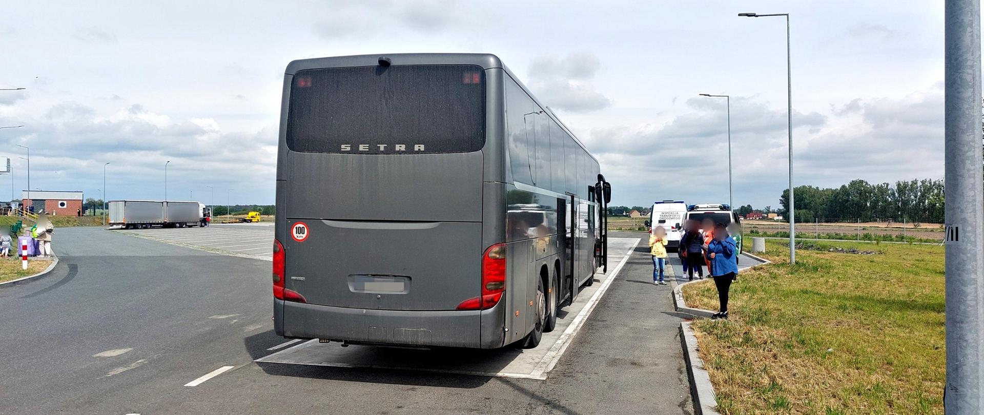 Kontrolowany autokar na punkcie kontrolnym