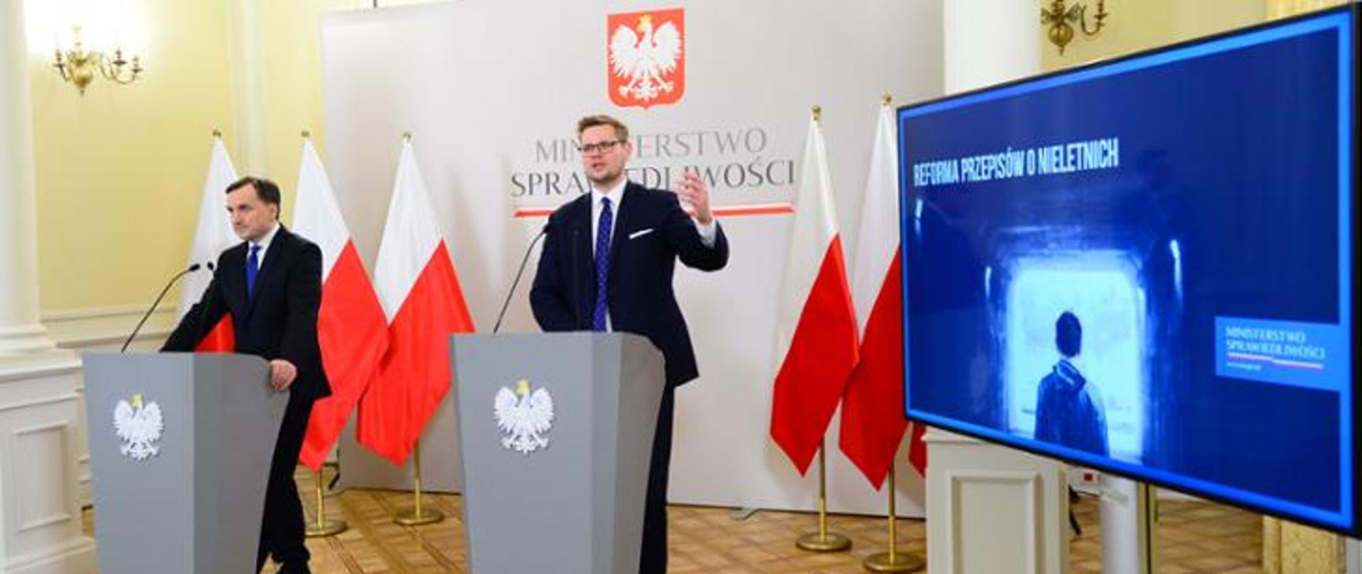 Dwóch mężczyzn stojących przy mównicach