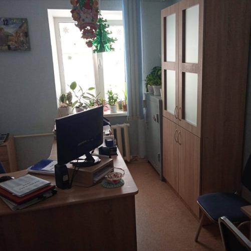  pokój - biuro, w którym znajdują się szafy i biurko z komputerem