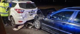 Na zdjęciu znajdują się samochody osobowe po uprzednim zderzeniu.