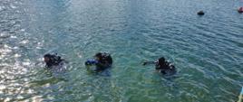 Strażacy nurkują w jeziorze Kłodno. 
