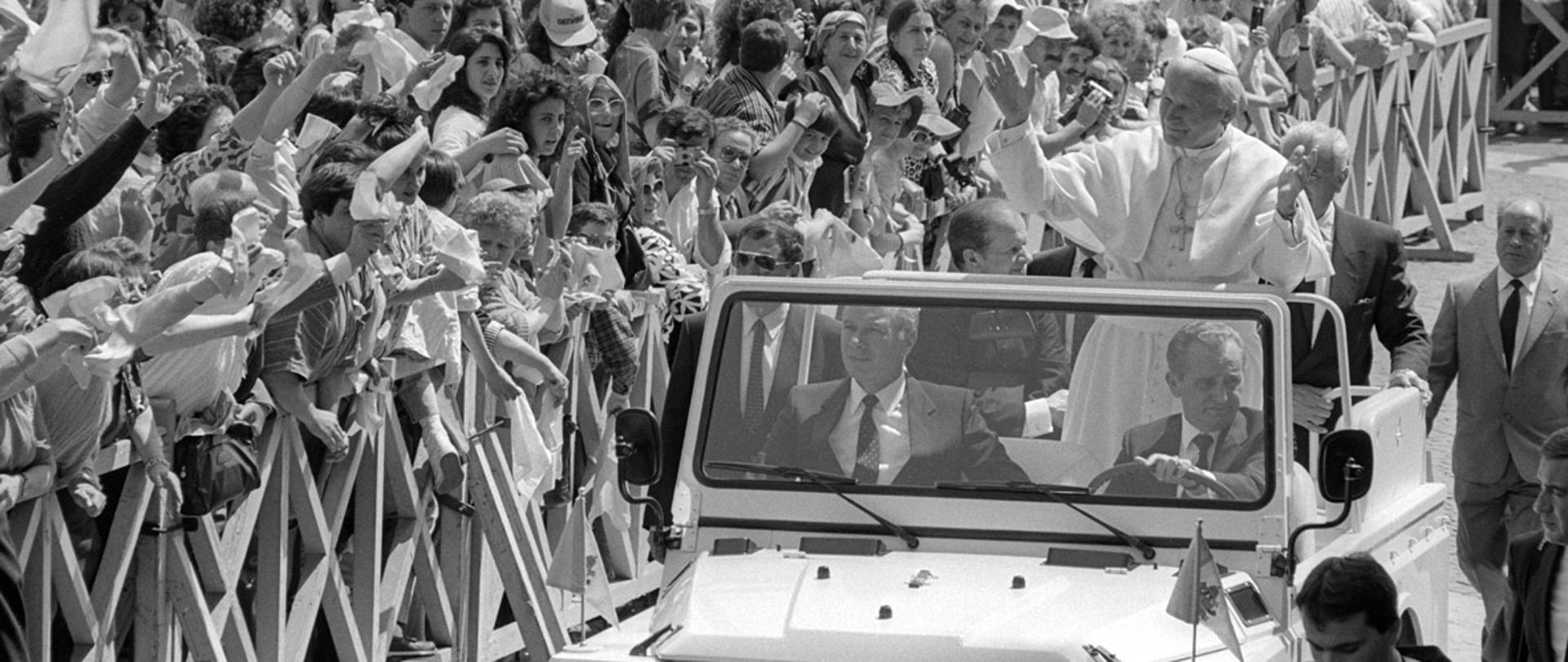 28.06.1989 Piazza San Pietro. Udienza generale del Papa Giovanni Paolo II. Il Santo Padre saluta i fedeli. 