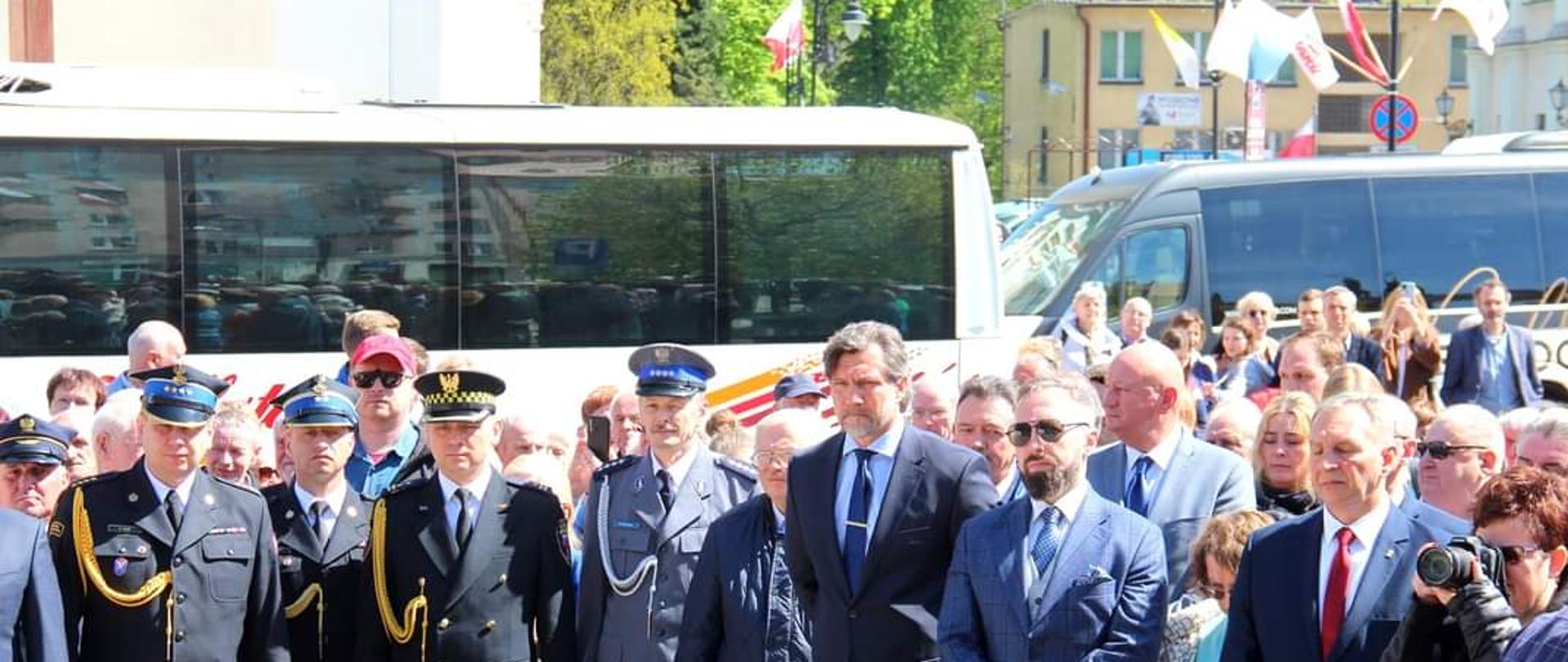 Na zdjęciu uczestnicy pielgrzymki do Narodowego Sanktuarium św. Józefa w Kaliszu. Widać poczty sztandarowe. Osoby w ubraniach cywilnych oraz w mundurach.