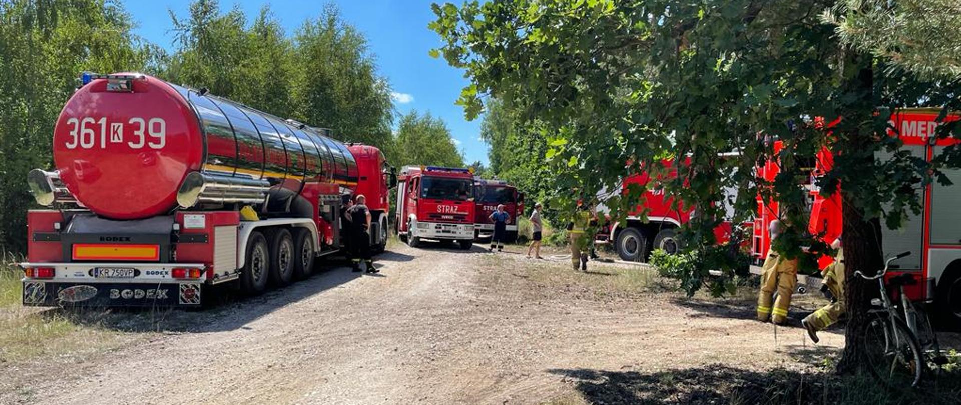 Na zdjęciu widać strażaków przy samochodach gaśniczych i cysterny z wodą z JRG 1 Tarnów.