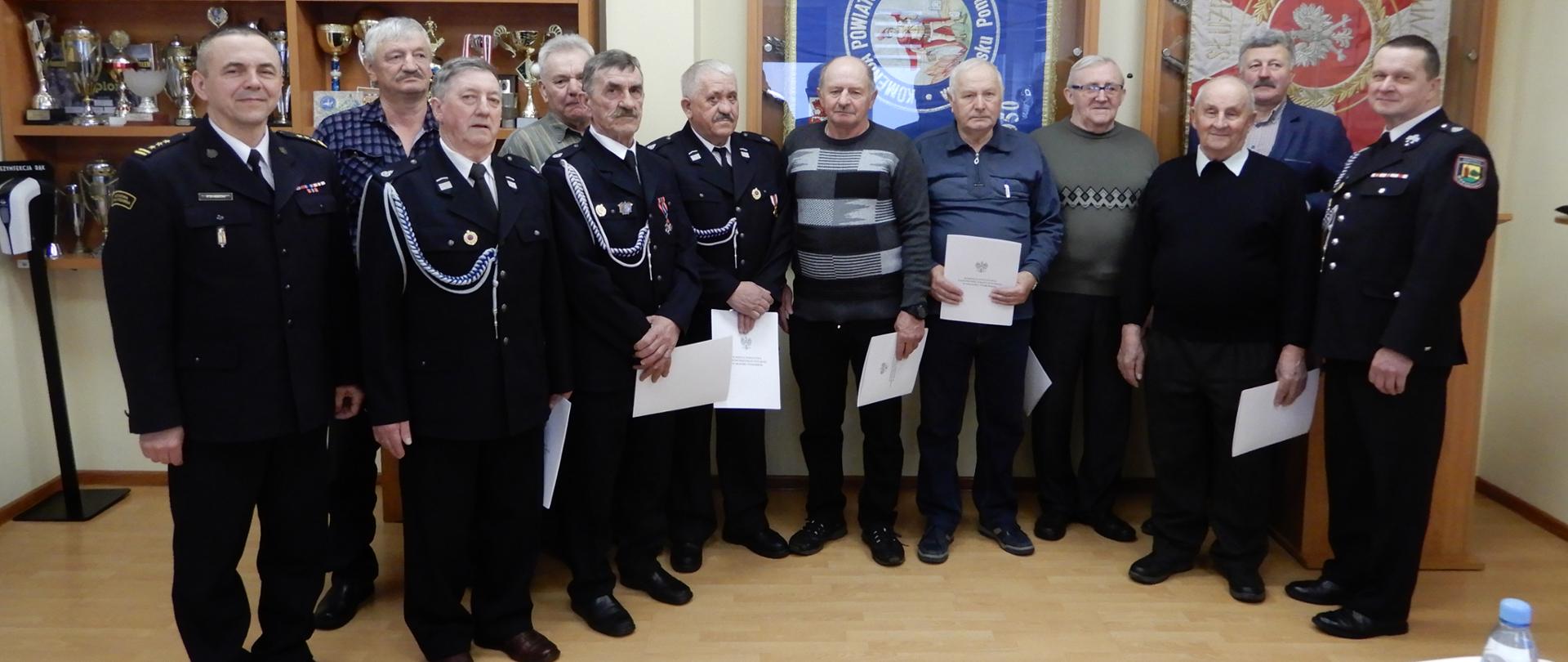 Pamiątkowe zdjęcie z okazji wręczenia pierwszych decyzji o przyznaniu świadczenia ratowniczego