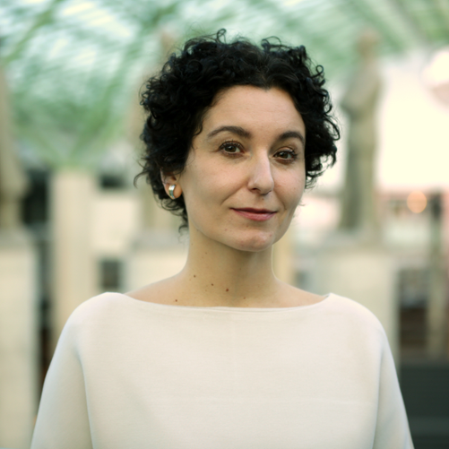 Ładnie ubrana kobieta w czarnych włosach