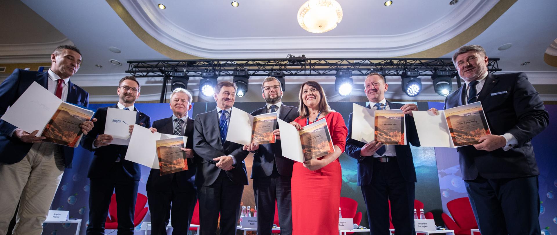 Zdjęcie przedstawia zdjęcie grupowe uczestników panelu "Zielony Ład Europy Środkowej"