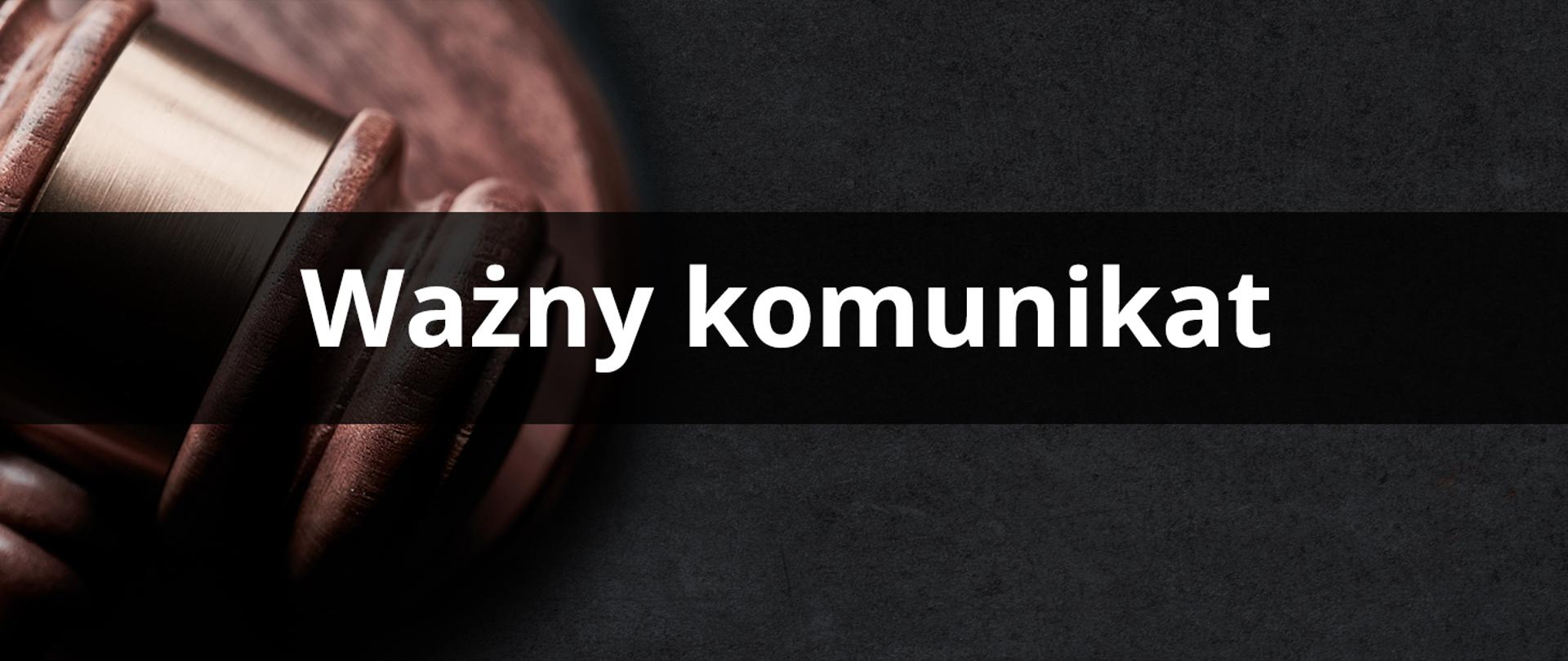 Baner ważny komunikat. W tle młotek