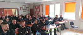 Na zdjęciu strażacy biorący udział w kursie podczas wykładów