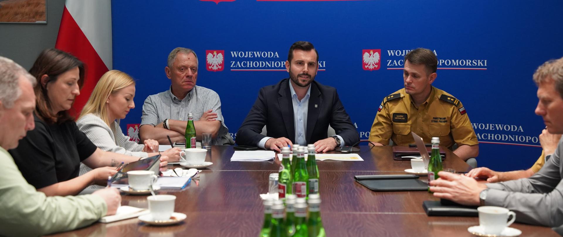 wicewojewoda i uczestnicy wideokonferencji