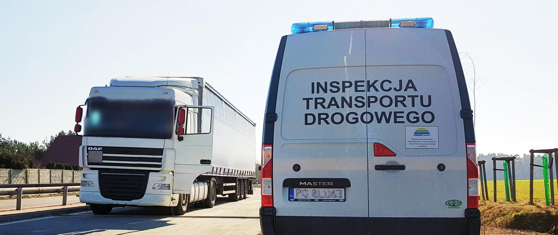 Kontrola jednej z ciężarówek przeprowadzona przy drodze wojewódzkiej w Wieleniu (pow. wolsztyński). Po lewej zatrzymany samochód ciężarowy, po prawej inspekcyjny furgon.