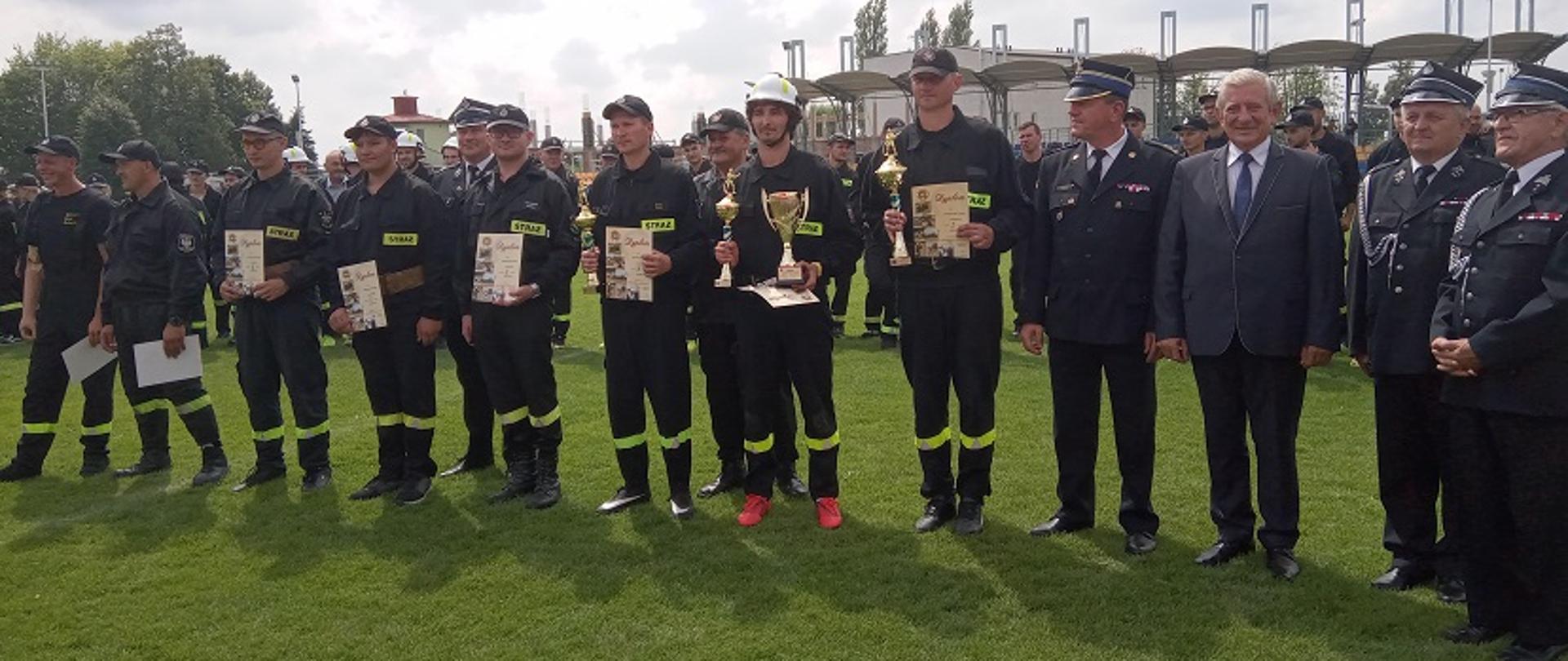 Zdjęcie przedstawia dekorację drużyn uczestniczących w zawodach powiatowych