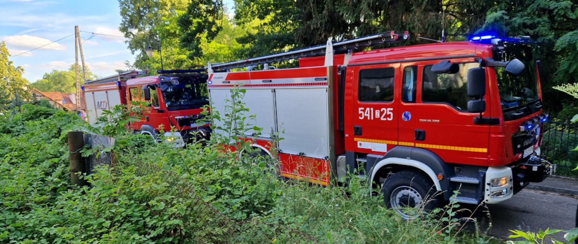 Mężczyzna wpadł do studni w miejscowości Luboradza samochody strażackie koloru czerwonego 