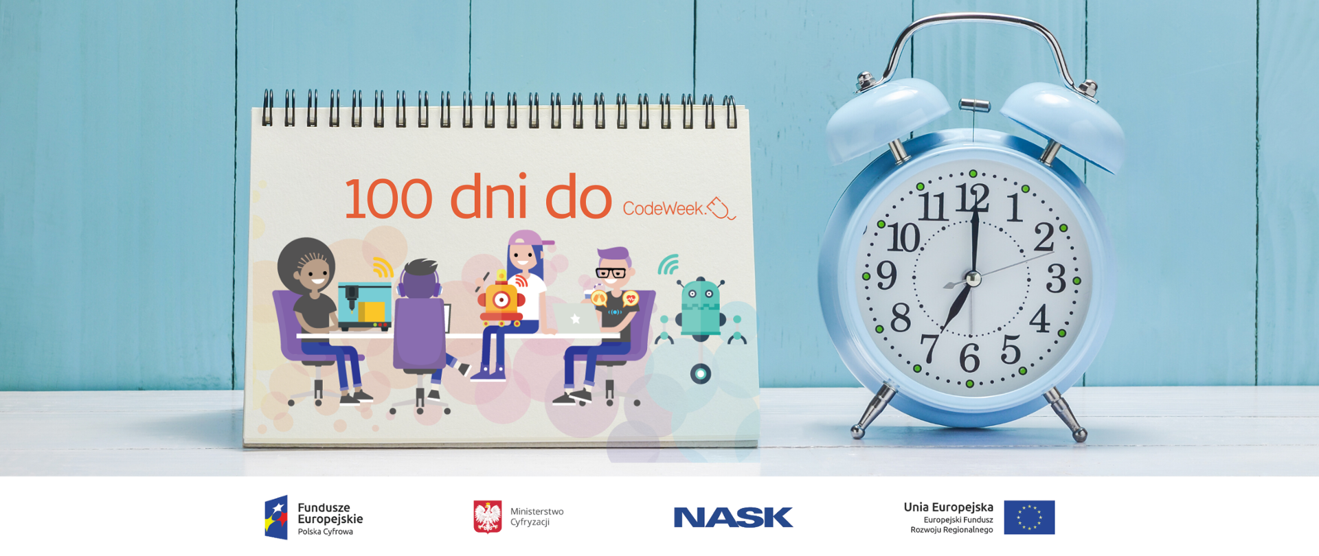 Notatnik biurowy kołowy, na okładce - dzieci z robotami i napis - 100 dni do CodeWeek. Obok kalendarza stoi błękitny budzik