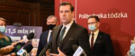 Wojewoda łódzki Tobiasz Bocheński w rozmowie z dziennikarzami na konferencji prasowej na Politechnice Łódzkiej 