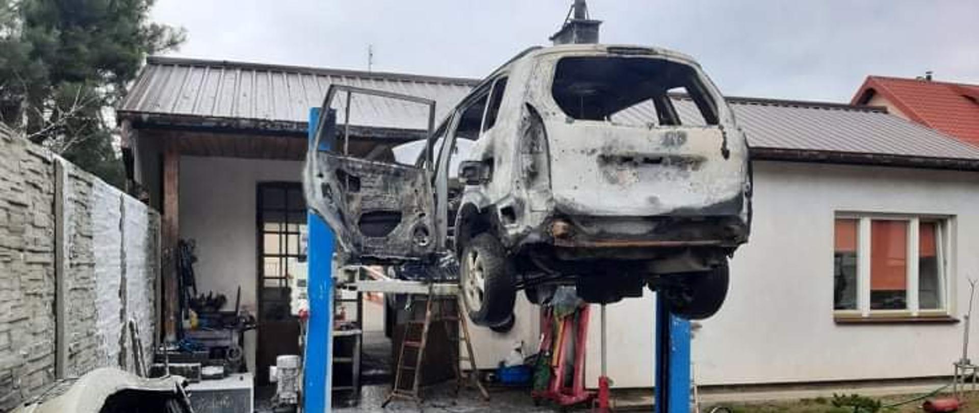 Spalony pojazd marki Mazda Premacy.