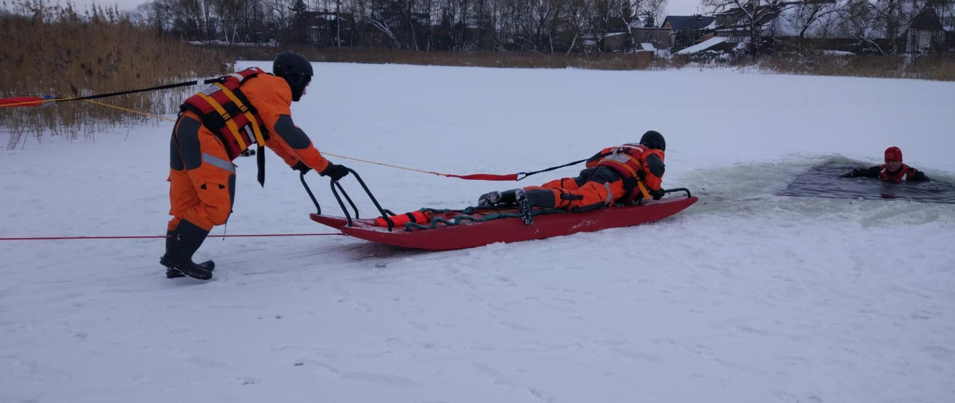 ĆWICZENIA NA LODZIE Ratownicy z JGR Sejny ćwiczą na zamarzniętym akwenie.