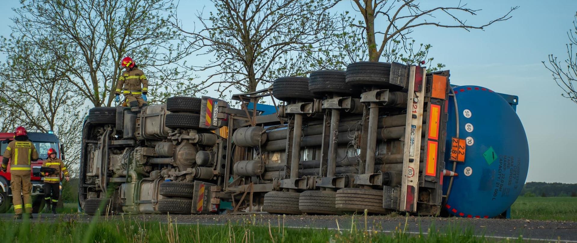 Działania JRG PSP Siemiatycze przy cysternie.