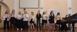 Uczniowie klasy I cyklu 4 na scenie w sali koncertowej podczas popisu w Państwowej Szkole Muzycznej I st. w Lublińcu