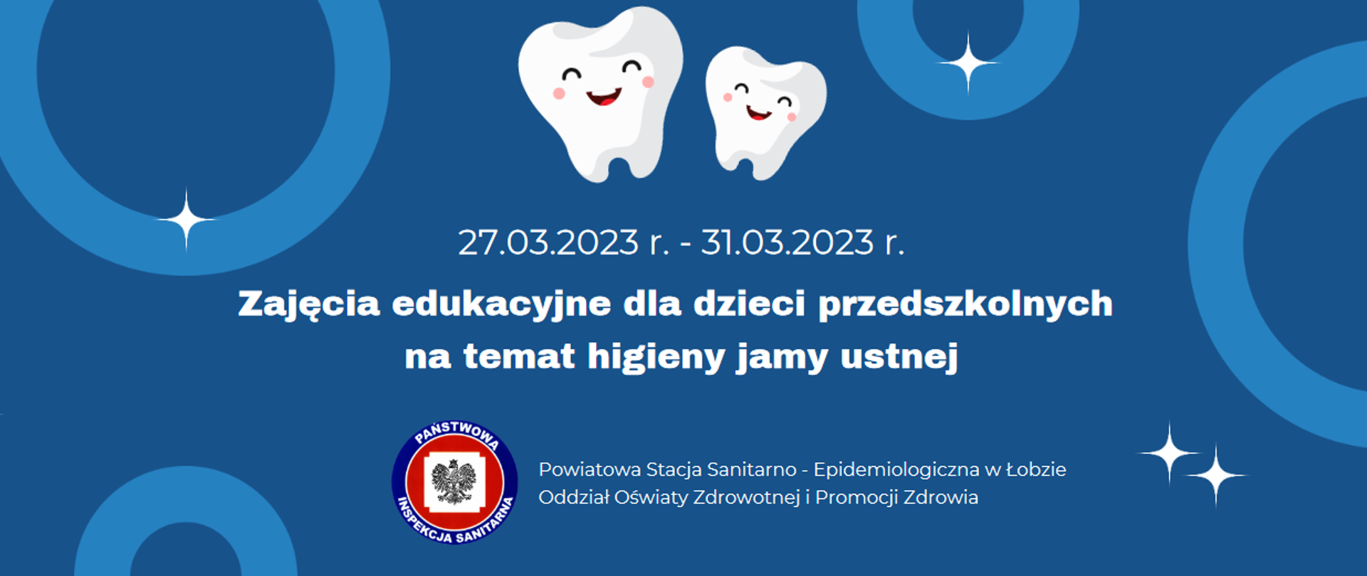 Na grafice na górze znajdują się dwa graficznie ukazane zęby. Poniżej widnieje napis: 27.03.2023 r. - 31.03.2023 r. Zajęcia edukacyjne dla dzieci przedszkolnych na temat higieny jamy ustnej. Na dole grafiki znajduje się logo Państwowej Inspekcji Sanitarnej oraz jest napisane: Powiatowa Stacja Sanitarno - Epidemiologiczna w Łobzie, Oddział Oświaty Zdrowotnej i Promocji Zdrowia. Tło jest granatowe.